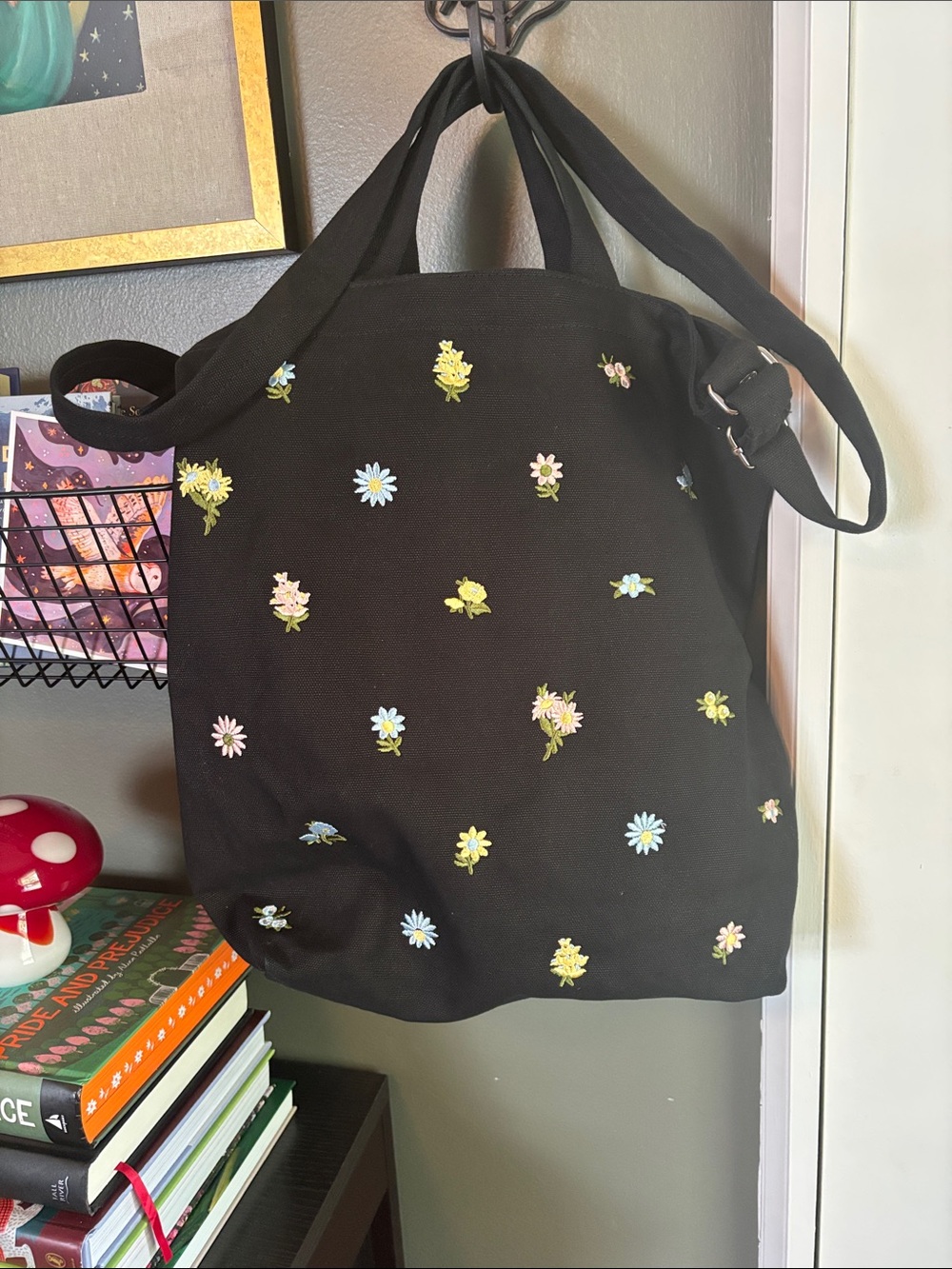 Baggu Vertical Duck Bag with Embroidered Flowers. Short and long strap - Picture 4 of 6